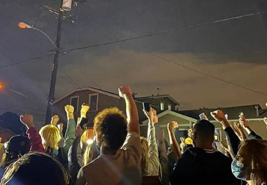 Página de Instagram @justicefordijonkizzee mostra protesto em Los Angeles