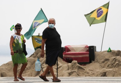 Homem usa máscara na praia de Copacabana, RJ
