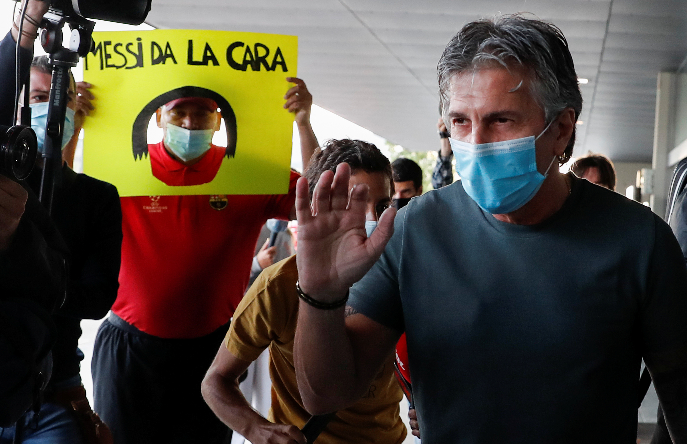 Jorge Messi, pai e agente de Lionel Messi, chega ao aeroporto de Barcelona
