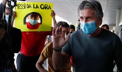 Pai de Messi vai à Europa para discutir com Barcelona futuro do filho no clube