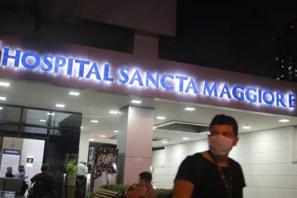 Homem usa máscara em frente do hospital Santa Maggiore, em São Paulo