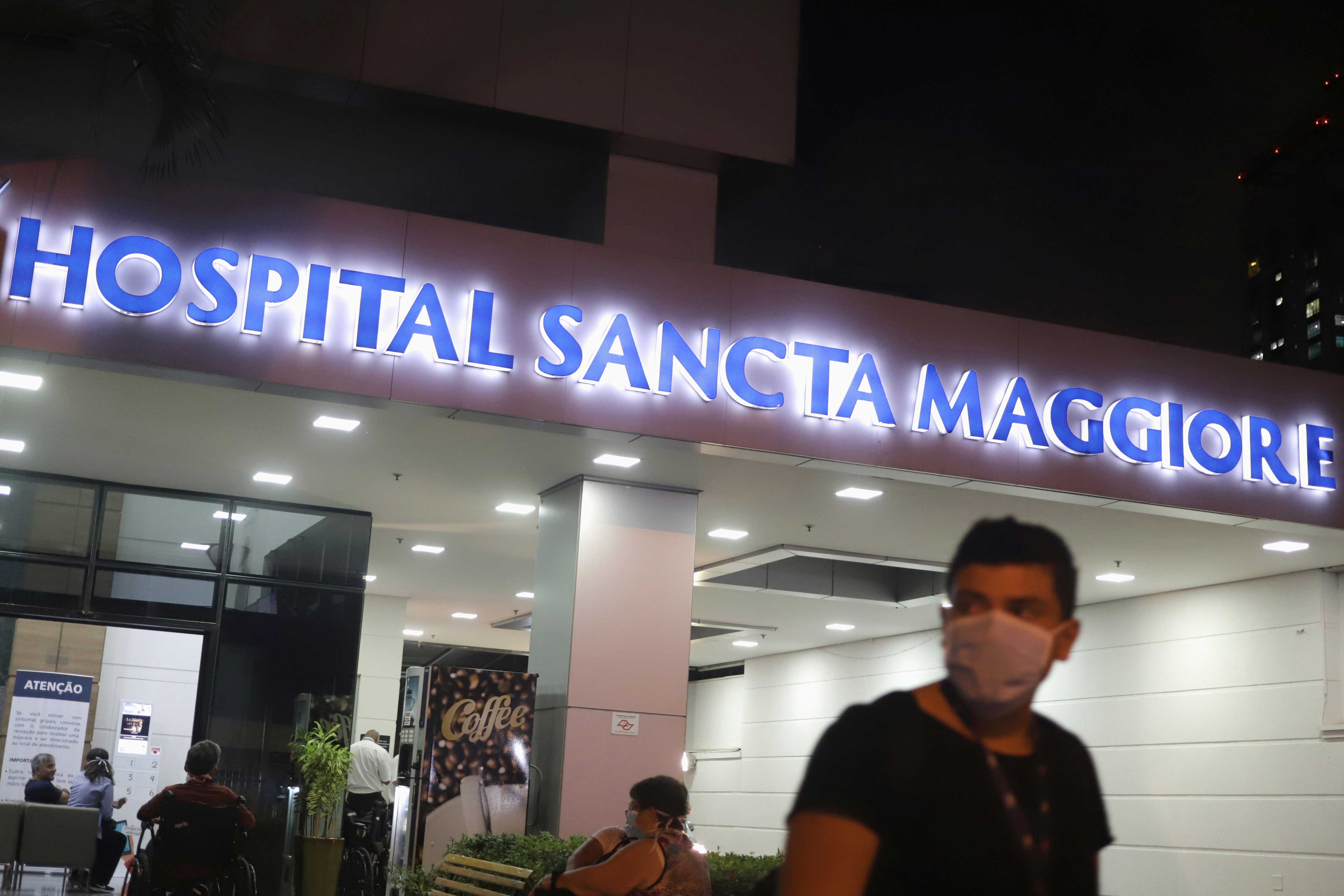 Homem usa máscara em frente do hospital Santa Maggiore, em São Paulo