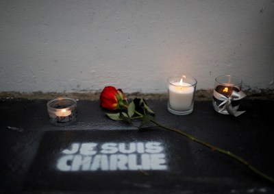 Flores e velas foram colocados do lado de fora do antigo escritório do Charlie H