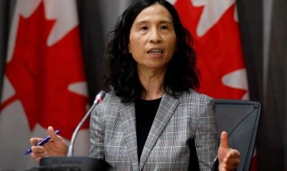 Use máscara ao fazer sexo durante a pandemia, sugere autoridade médica do Canadá