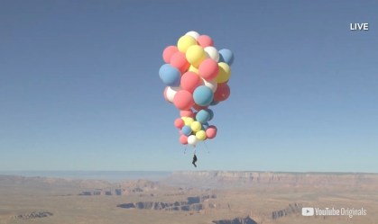David Blaine realiza manobra com balões voadores no deserto do Arizona