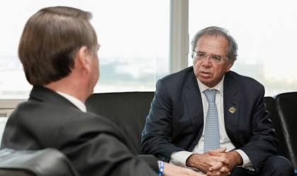 Bolsonaro reúne ministros no conselho de governo nesta terça-feira (8)