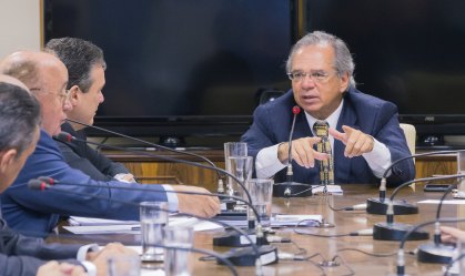 Sem diálogo com Maia, auxiliares de Guedes só falam com líder na Câmara