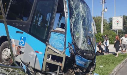 Ônibus invade estação do BRT ao tentar desviar de viatura da PM no Rio