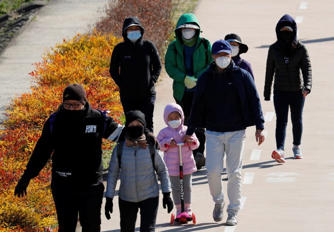 Família caminha em Daegu, na Coreia do Sul / Foto: Kim Kyung-Hoon - 14.mar.2020/ Reuters