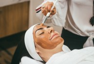 Menos batom, mais skincare: setor de cosméticos ainda nada contra a corrente