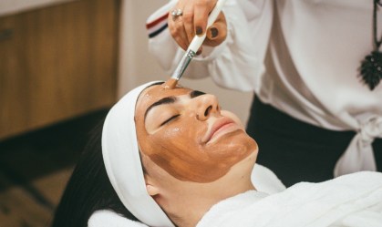 Menos batom, mais skincare: setor de cosméticos ainda nada contra a corrente