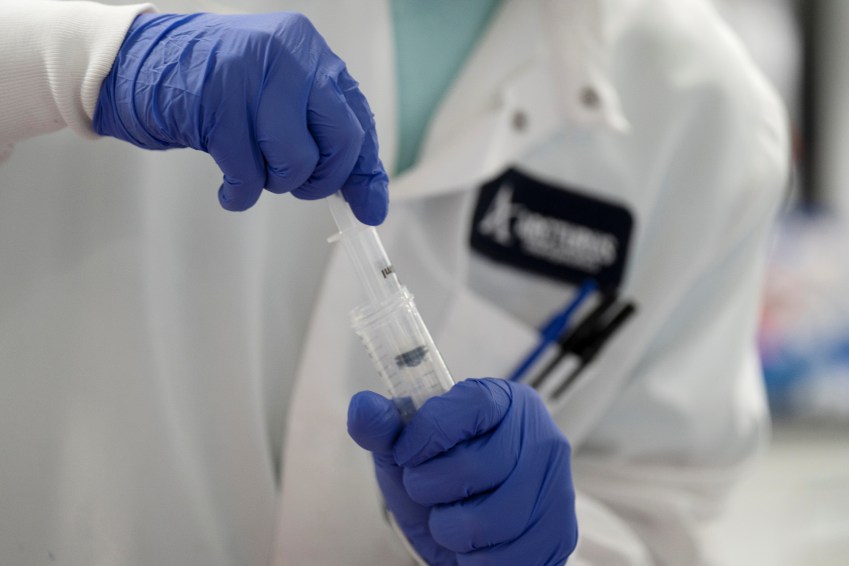 Cientista conduz pesquisa sobre uma possível vacina contra o novo coronavírus no laboratório da Arcturus Therapeutics em San Diego, Califórnia / Foto: Bing Guan – 17.mar.2020/ Reuters