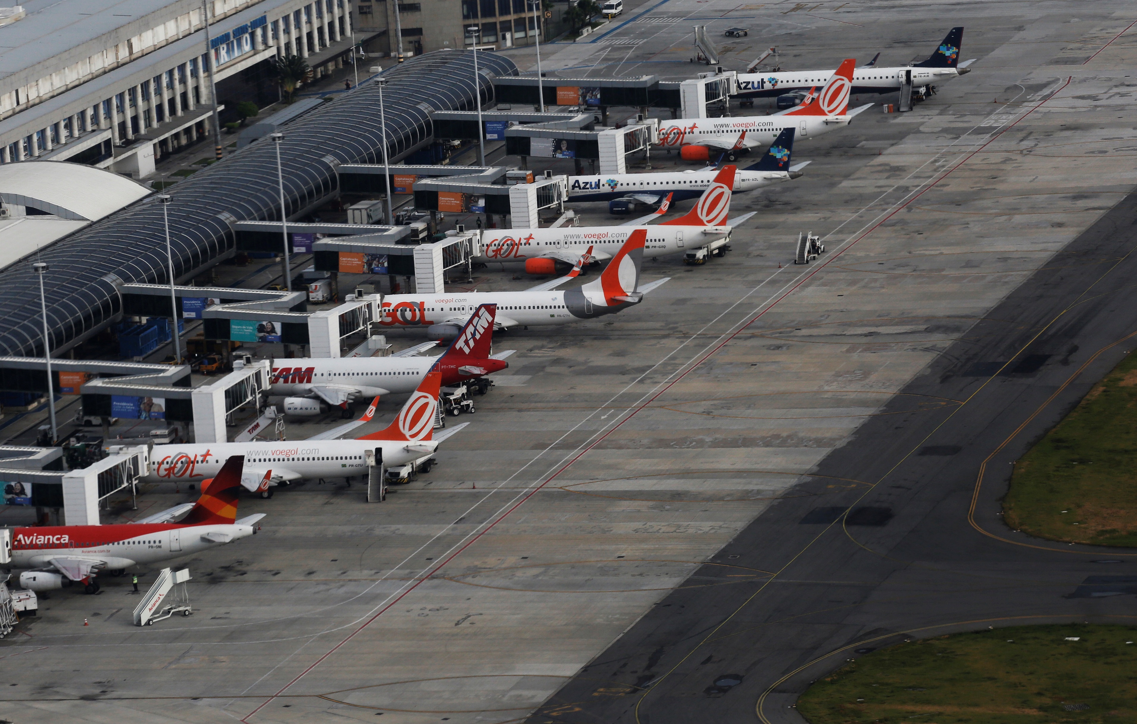 Barreiras comerciais e atrasos em entregas de aviões desafiam aéreas | cnn brasil