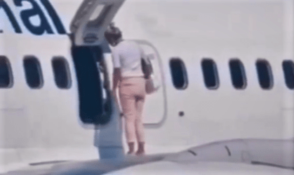 Passageira abre porta de emergência de avião e anda sobre asa para 'tomar um ar'