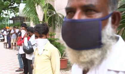 Indianos utilizam máscaras e lenços para proteção contra o coronavírus