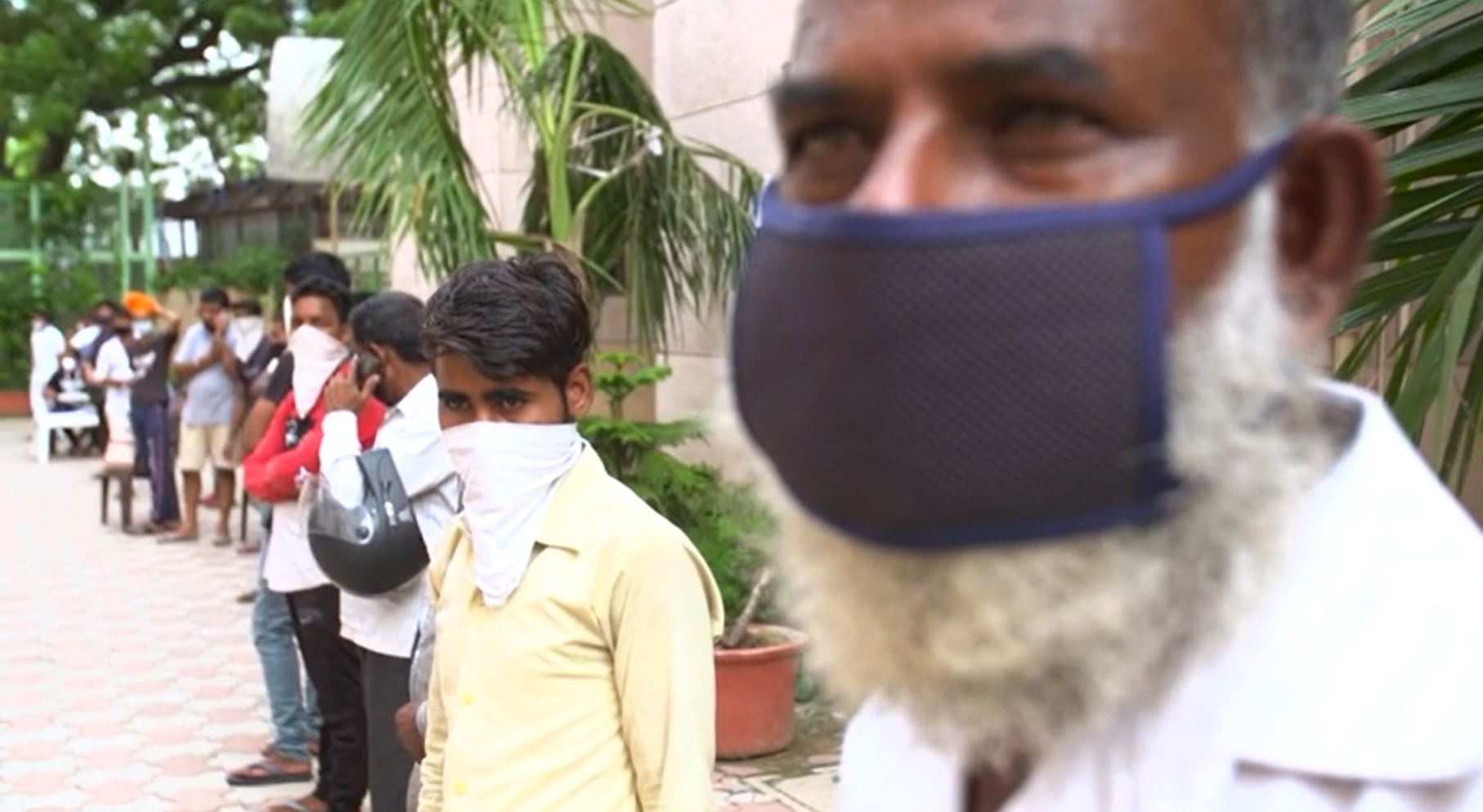 Indianos utilizam máscaras e lenços para proteção contra o coronavírus