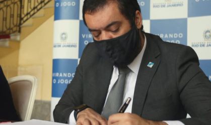 O governador em exercício Cláudio Castro, que assumiu o governo do Rio de Janeir