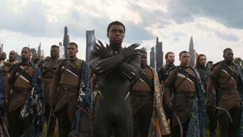 Chadwick Boseman, como o Pantera Negra, faz a saudação ‘Wakanda para Sempre’