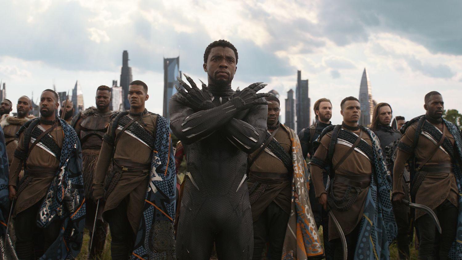 Chadwick Boseman, como o Pantera Negra, faz a saudação ‘Wakanda para Sempre’