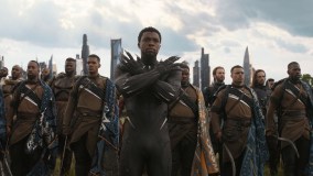 Chadwick Boseman, como o Pantera Negra, faz a saudação ‘Wakanda para Sempre’