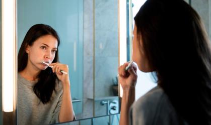 Oil pulling: bochecho com óleo faz bem à saúde bucal? Especialistas explicam