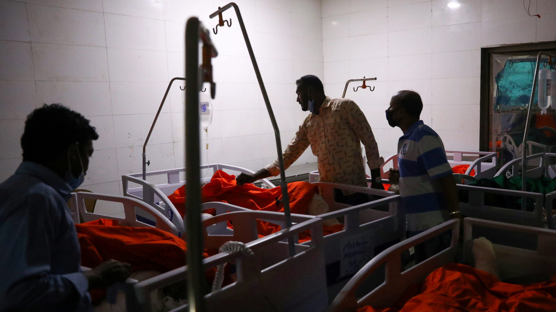 Parentes fazem identificação de mortos em hospital de Bangladesh