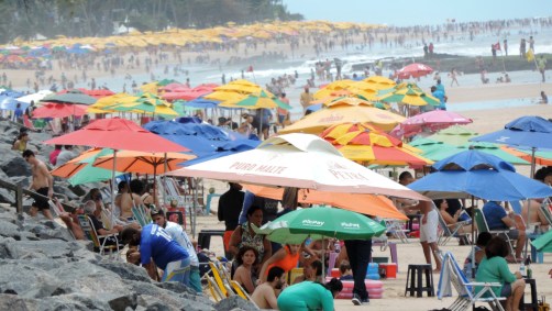 Praia da Boa Viagem, no Recife,  com grande movimentação de banhistas 
