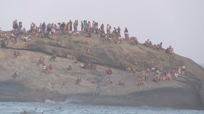 Aglomeração na pedra do Arpoador, no Rio de Janeiro (05.set.2020)