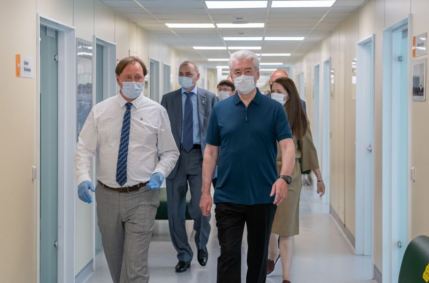 Prefeito de Moscou Sergei Sobyanin (de azul) visita hospital da cidade 