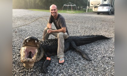 EUA: Caçadores capturam jacaré de 3 metros e 216 quilos no Mississippi