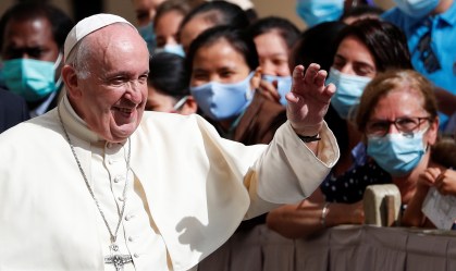 Papa diz que fofoca é peste pior do que coronavírus