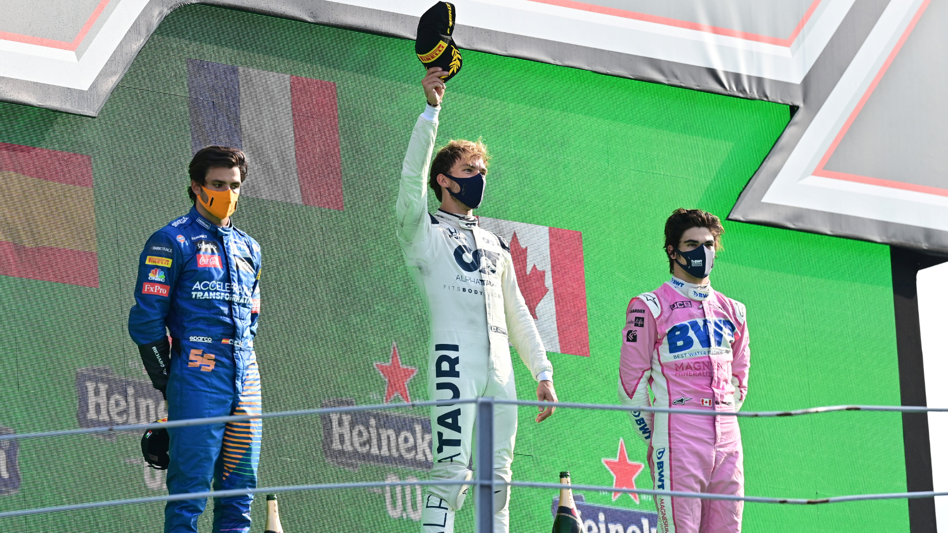 Carlos Sainz, Pierre Gasly (C), Lance Stroll no pódio do GP da Itália de F1