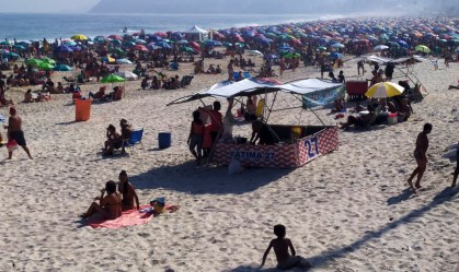 Praias, bares e transporte público lotam durante feriado no Rio de Janeiro