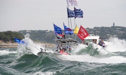 Barcos naufragam em lago durante manifestação de apoio a Trump no Texas