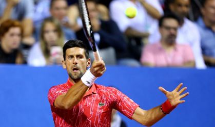 Juíza atingida por bolada de Djokovic sofre ataques virtuais; tenista a defende
