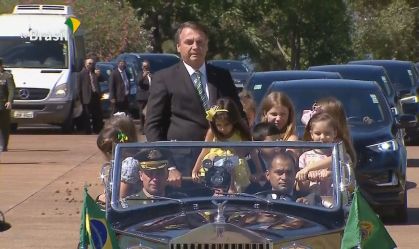 Ao lado de ministros e da primeira-dama, presidente Jair Bolsonaro participa de 