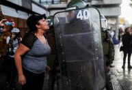 Chilenos protestam contra desigualdade e presidente Sebastián Piñera