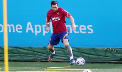Messi volta a treinar no Barcelona após desistir de rescindir contrato com clube