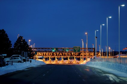Fronteira entre EUA e Canadá em Lacolle, Quebec