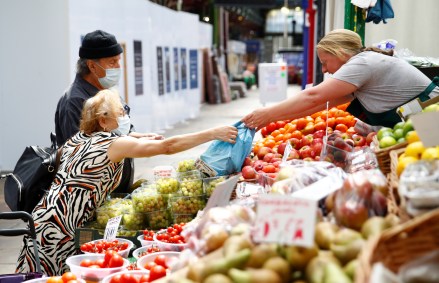 Pessoas fazem compras em mercado em Leeds, Reino Unido