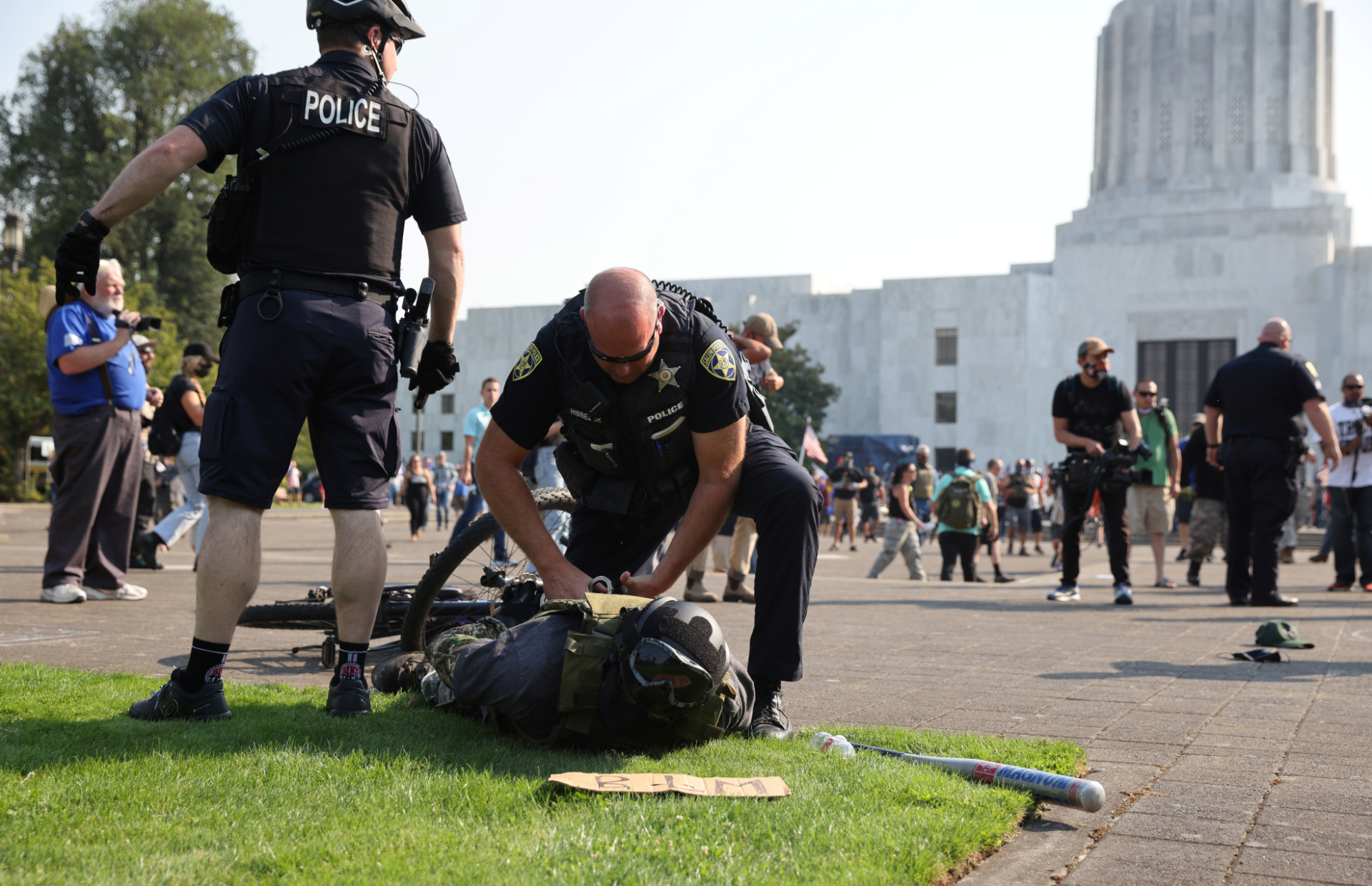 Policial prende manifestante pró-Trump após confronto com ativistas