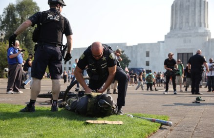 Policial prende manifestante pró-Trump após confronto com ativistas