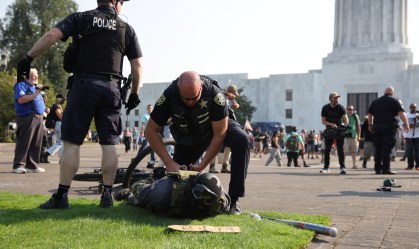 Nos EUA, 2 são presos após protestos violentos entre eleitores pró e anti-Trump
