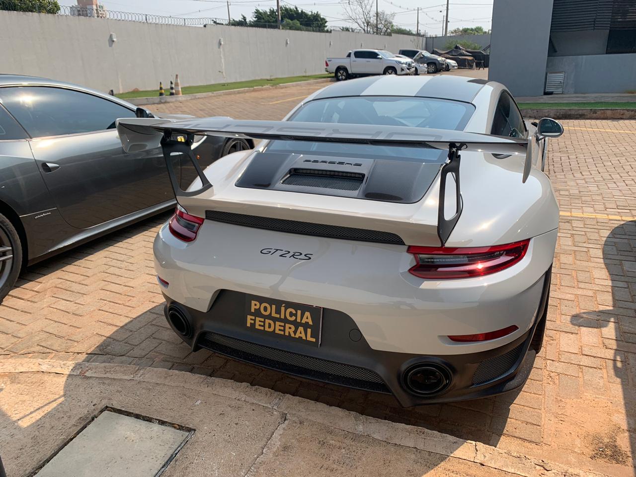 Veículo de luxo apreendido pela PF no Paraná