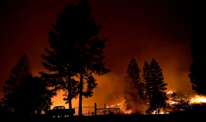 Incêndios florestais na Califórnia tornam seguros residenciais inacessíveis