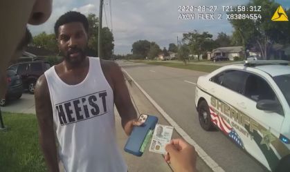 Homem negro é detido ao ser confundido com assaltante nos EUA