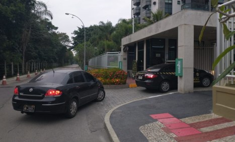 Agentes da PF em um condomínio de altíssimo padrão na Barra da Tijuca, Zona Oest