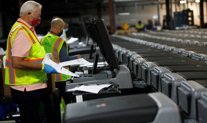 Funcionários da Justiça eleitoral dos EUA preparam máquinas para conta cédulas