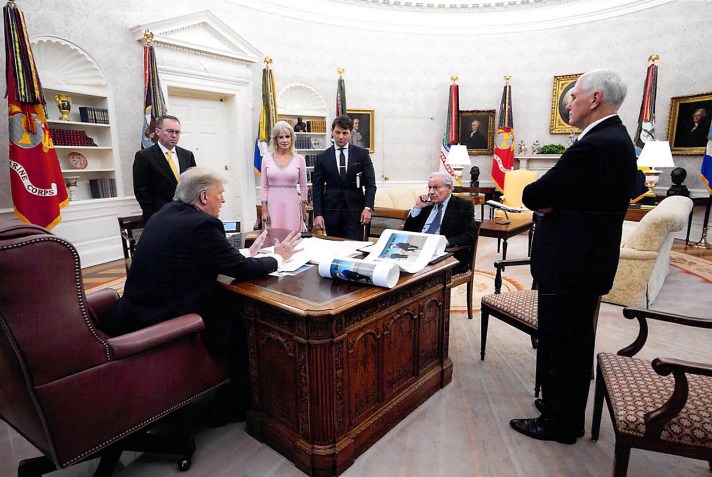 O jornalista Bob Woodward conversa com o presidente dos EUA, Donald Trump, conselheiros e o vice Mike Pence no Gabinete Oval, na Casa Branca, em 2020. • Foto: White House Photo (9.set.2020)