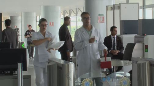 Enfermeiros chegam ao Palácio do Planalto para testes do novo coronavírus